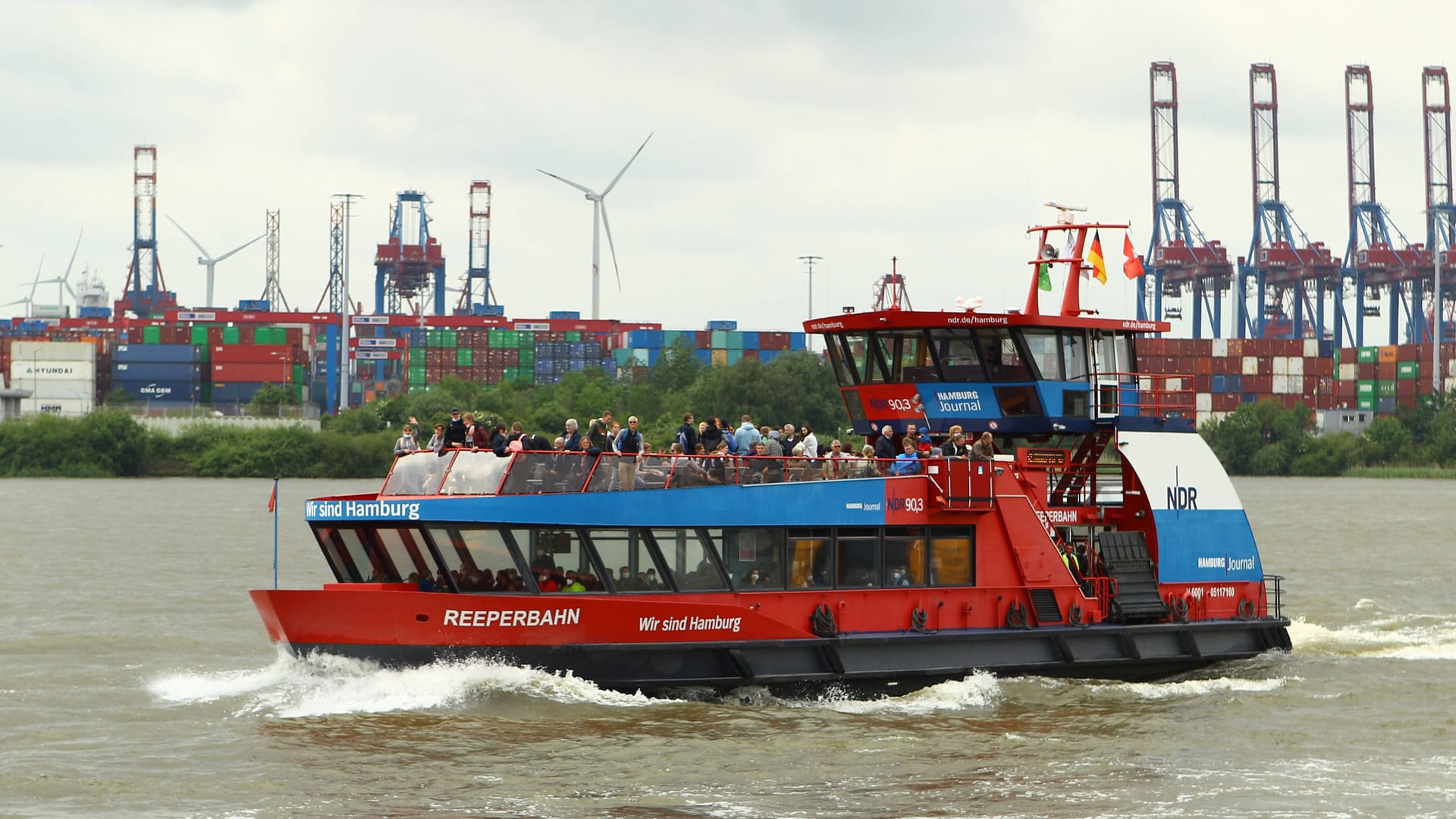 Eine Hadag-Fähre fährt durch den wolkenbehangenen Hamburger Hafen (Archivbild). Eine Hadag-Fähre fährt durch den wolkenbehangenen Hamburger Hafen (Archivbild).