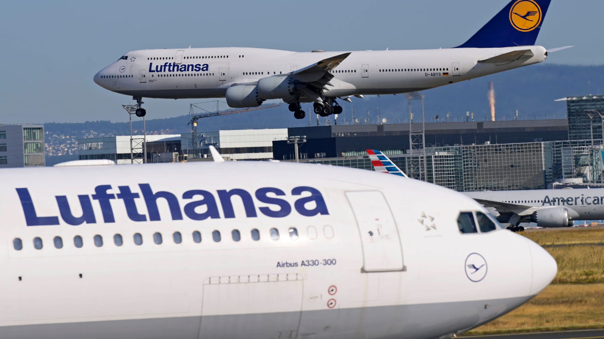 Lufthansa-Maschinen auf einem Flughafen (Symbolfoto): In Frankfurt musste ein Flieger plötzlich umkehren. Lufthansa-Maschinen auf einem Flughafen (Symbolfoto): In Frankfurt musste ein Flieger plötzlich umkehren.