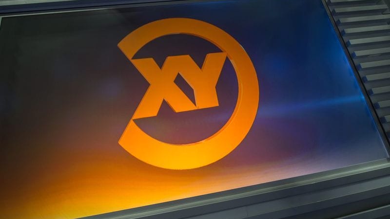 Eine Projektion des Logos der Sendung "Aktenzeichen XY... Ungelöst" (Symbolbild): Am Mittwoch wird unter anderem der Fall aus Hessen präsentiert.