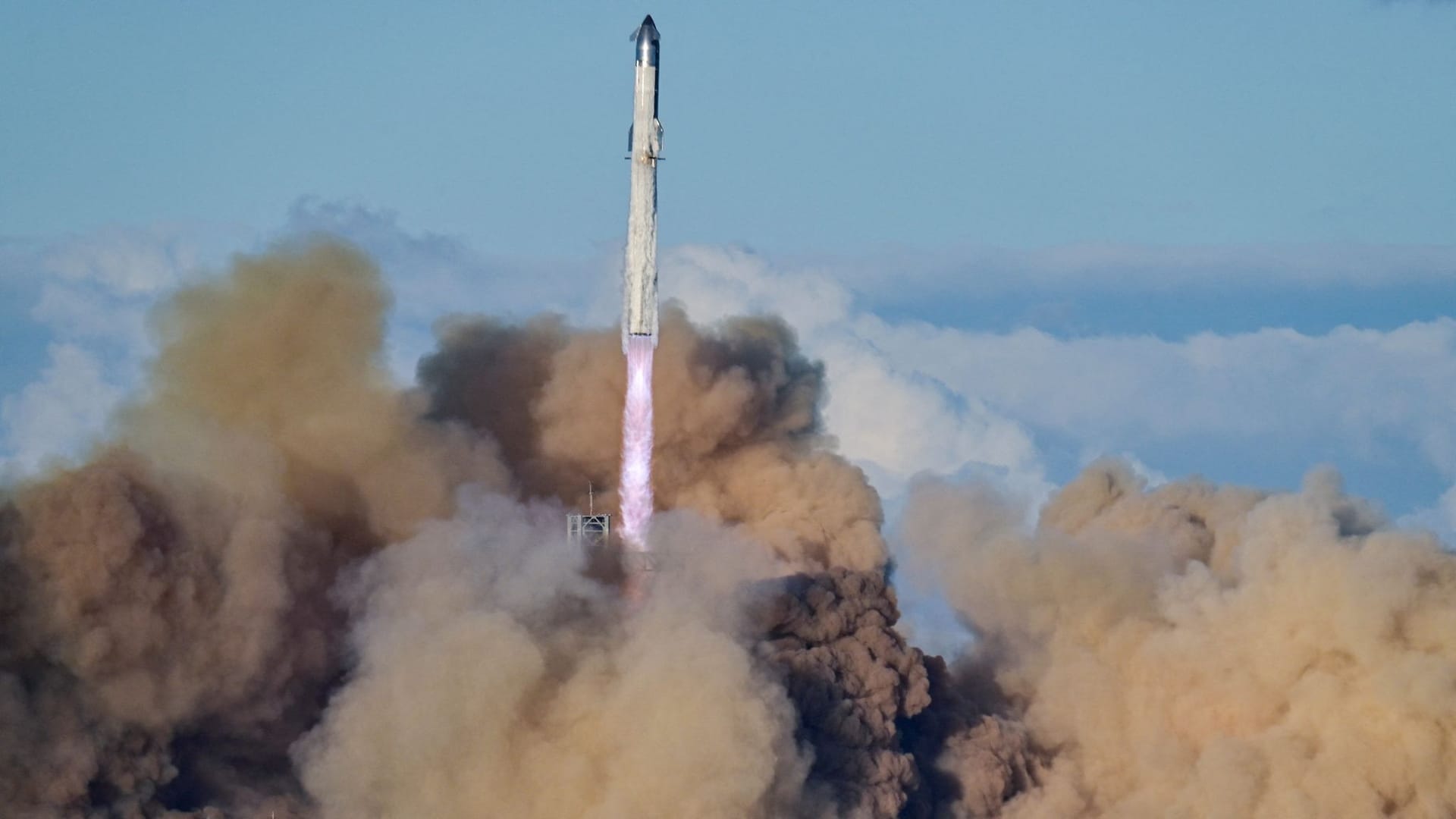 Eine Starship-Rakete des Unternehmens SpaceX hebt vom Weltraumbahnhof in Texas ab.