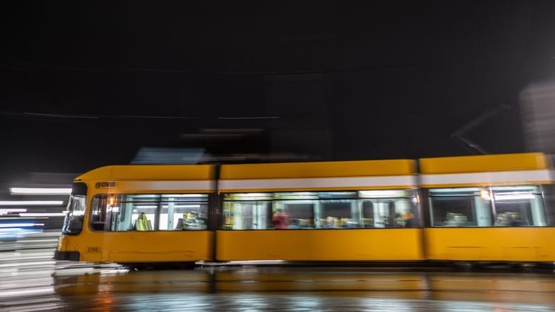 Eine Straßenbahn der Dresdner Verkehrsbetriebe (DVB) fährt über den Theaterplatz (Archivbild): Beide Tatverdächtige wurden nach dem Angriff in der Straßenbahnlinie 12 festgenommen. Eine Straßenbahn der Dresdner Verkehrsbetriebe (DVB) fährt über den Theaterplatz (Archivbild): Beide Tatverdächtige wurden nach dem Angriff in der Straßenbahnlinie 12 festgenommen.