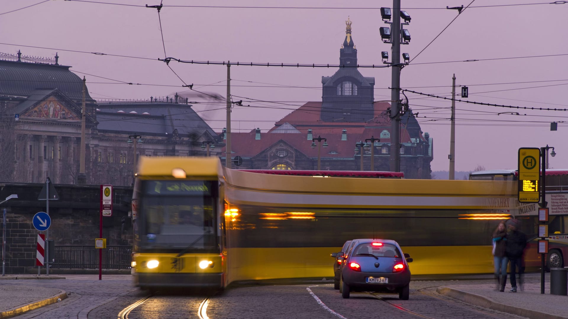 Eine Straßenbahn fährt am Abend durch die Altstadt (Archivbild). Eine Straßenbahn fährt am Abend durch die Altstadt (Archivbild).