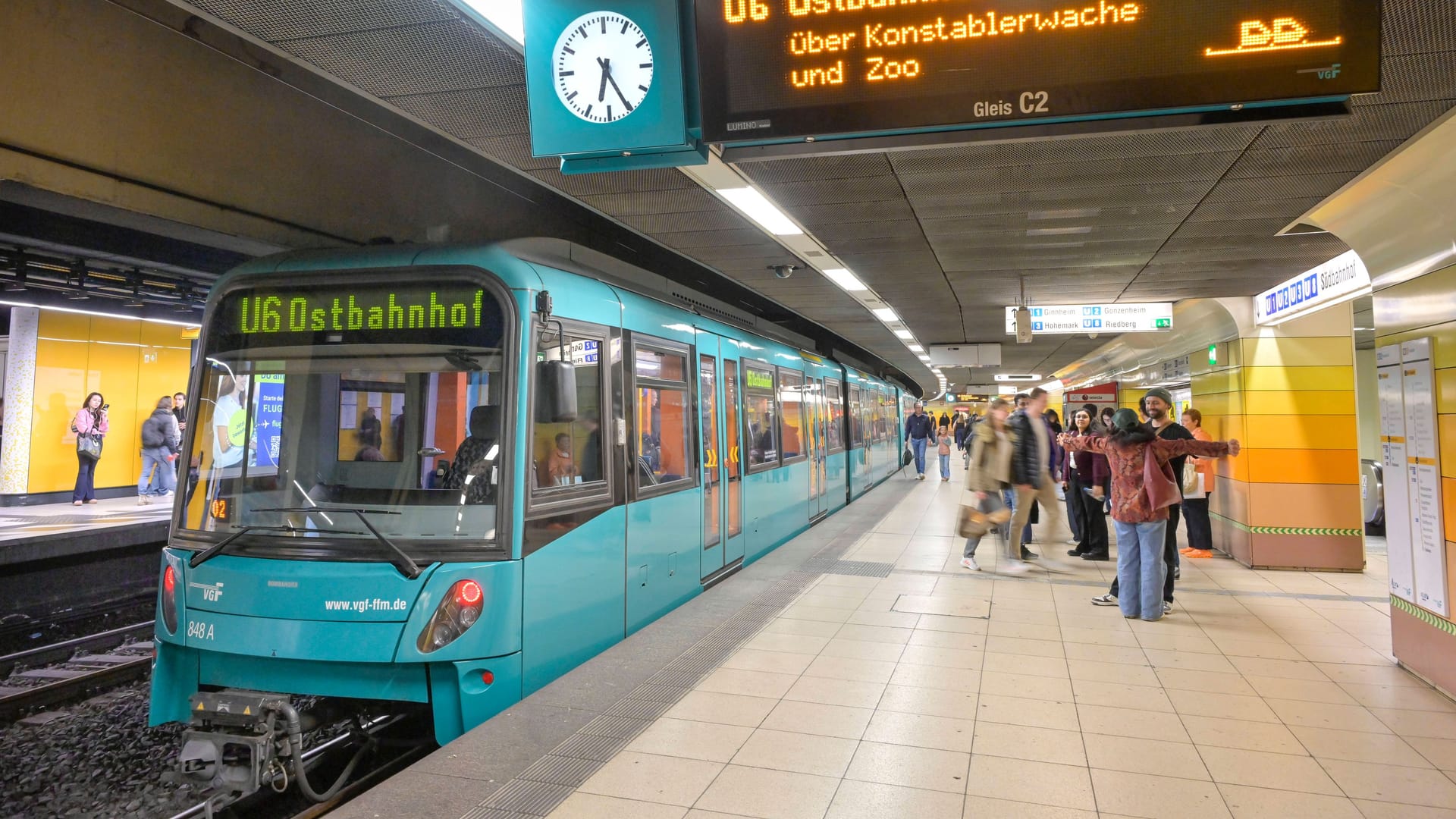 Eine U-Bahn hält an der Konstablerwache (Archivbild): Eine U-Bahn hält an der Konstablerwache (Archivbild):