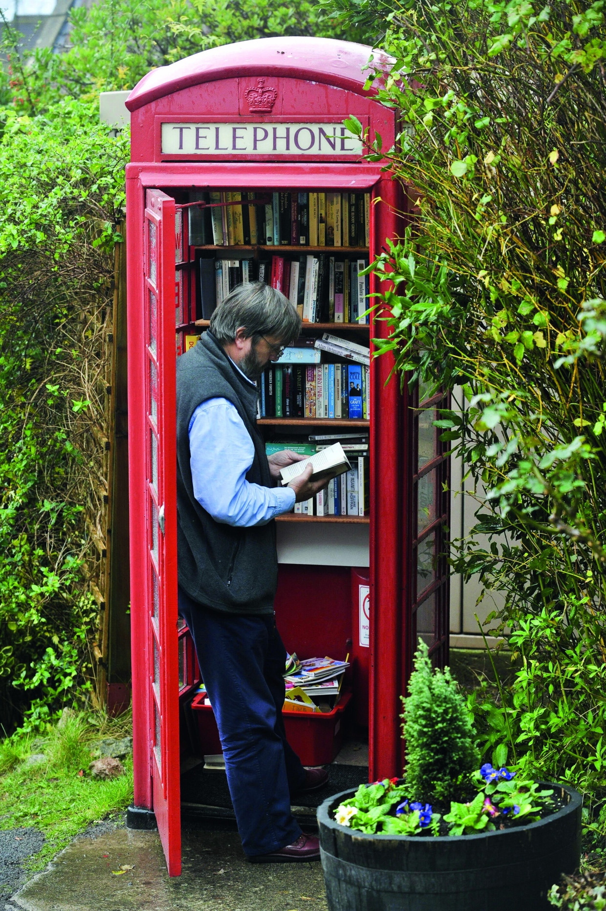 Eine umfunktionierte Telefonzelle in Westbury-sub-Mendip fand Nachahmer im ganzen Land.