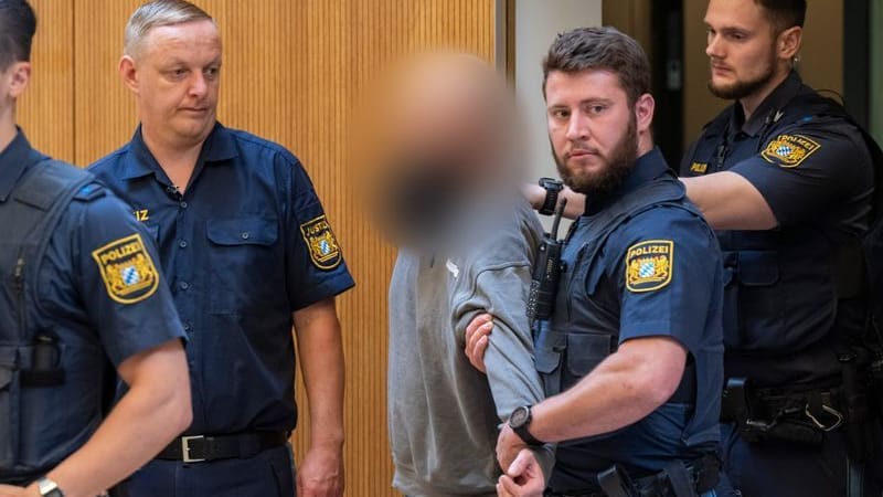 Einer der Angeklagten (M.) wird in den Gerichtssaal geführt: Alles nur ein Spaß - oder Spionage für Russland?