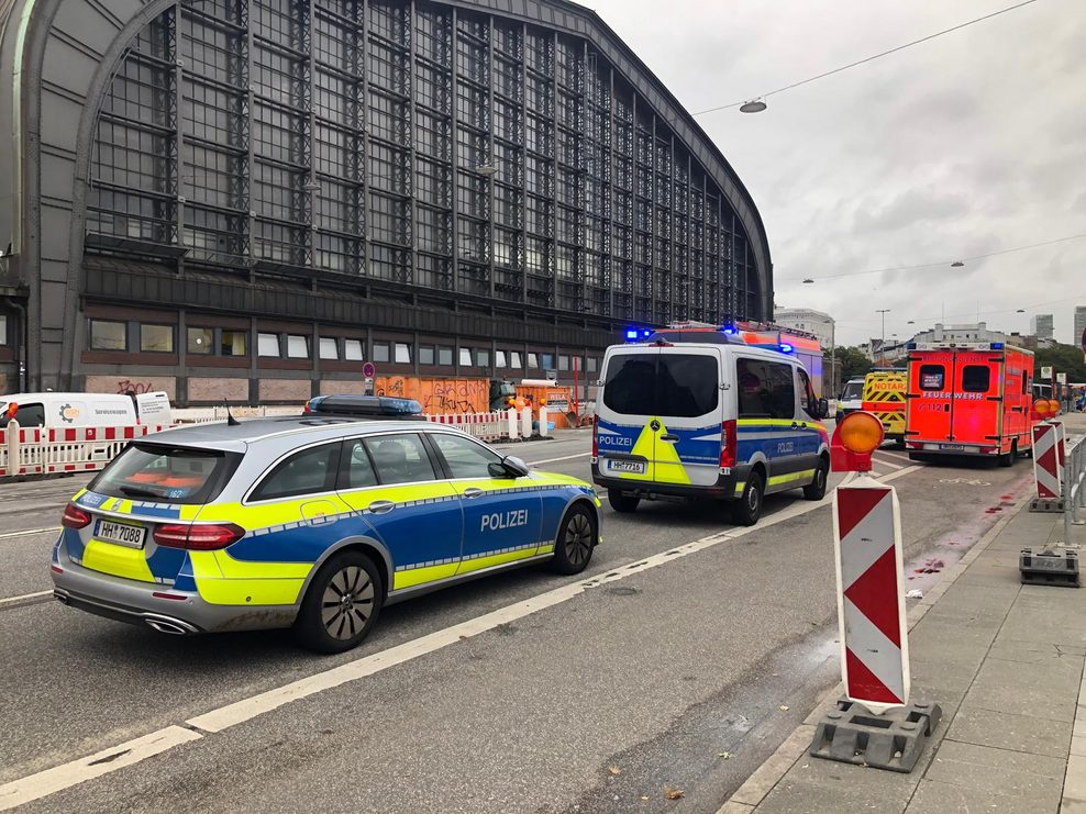 Einsatzfahrzeuge vor dem Hamburger Hauptbahnhof.
