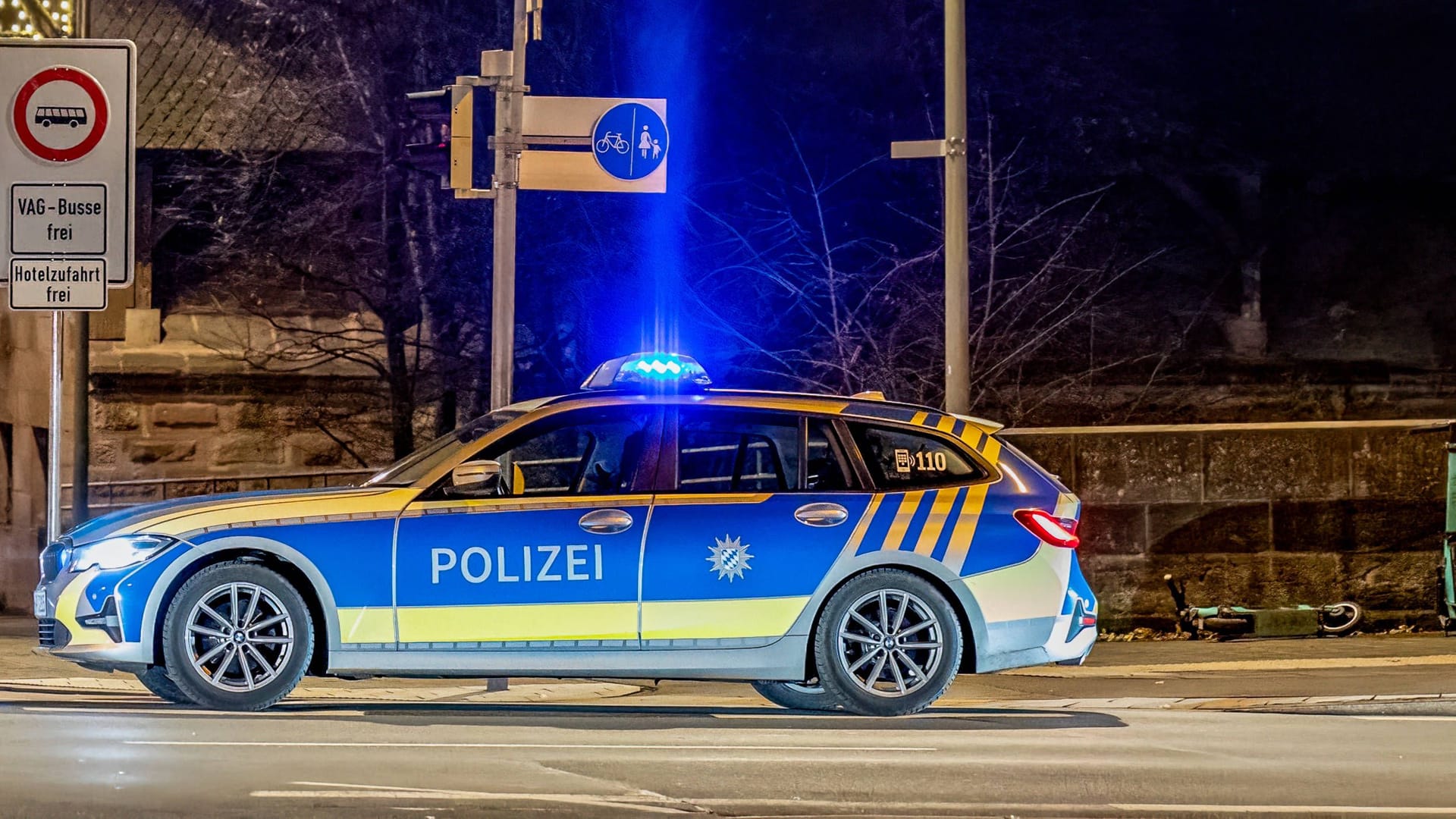 Einsatzwagen der Nürnberger Polizei (Symbolfoto): In der Stadt ist ein Supermarkträuber auf der Flucht.