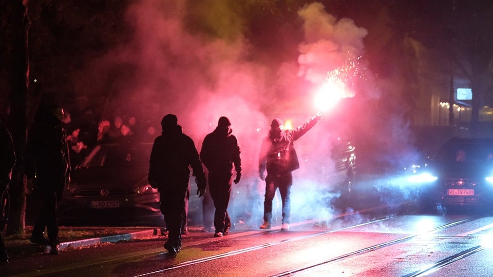 Brennende Barrikade und Pyros in Leipzig: 400 Demonstrierende in Eisenbahnstraße