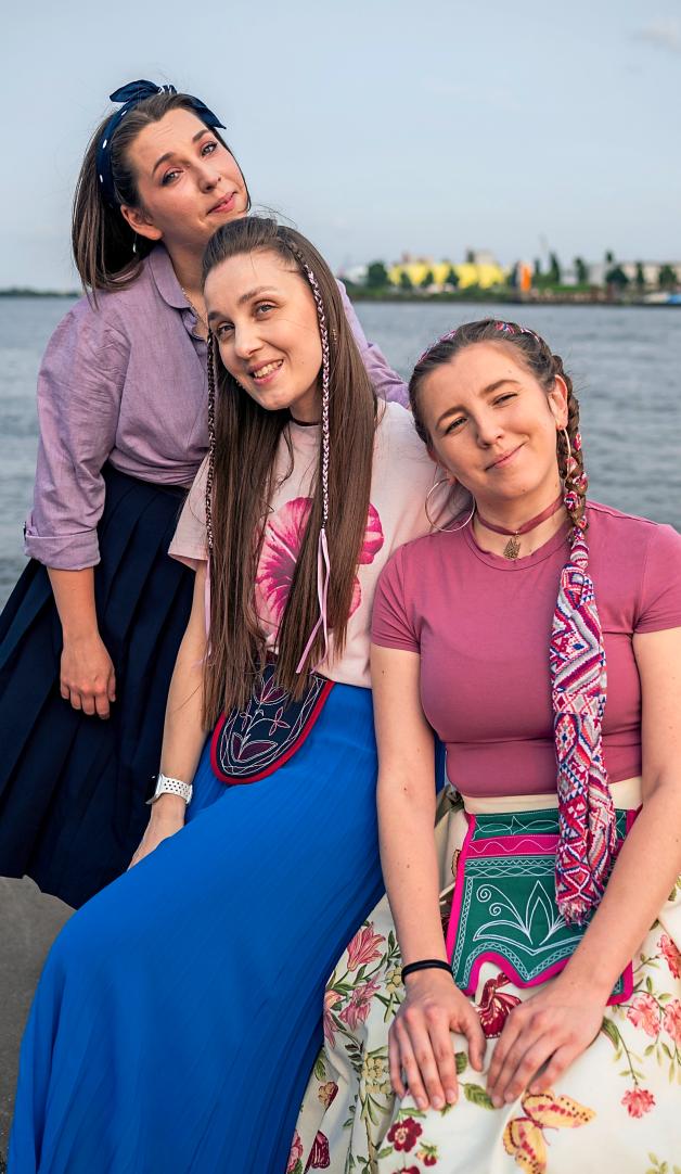 Daria, Olena und Solomiia wohnen in Hamburg, nachdem sie aus der Ukraine geflüchtet sind. 