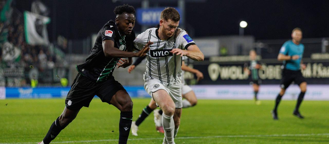 Hannovers Mustapha Bundu im Zweikampf mit Florian Le Joncour von Elversberg