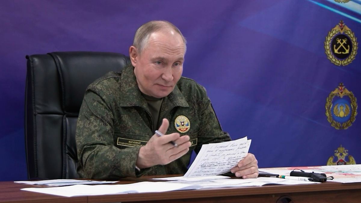 Angeblich 15 Stunden geflogen: Putin prahlt mit "unbesiegbarer" Atom-Langstreckenrakete