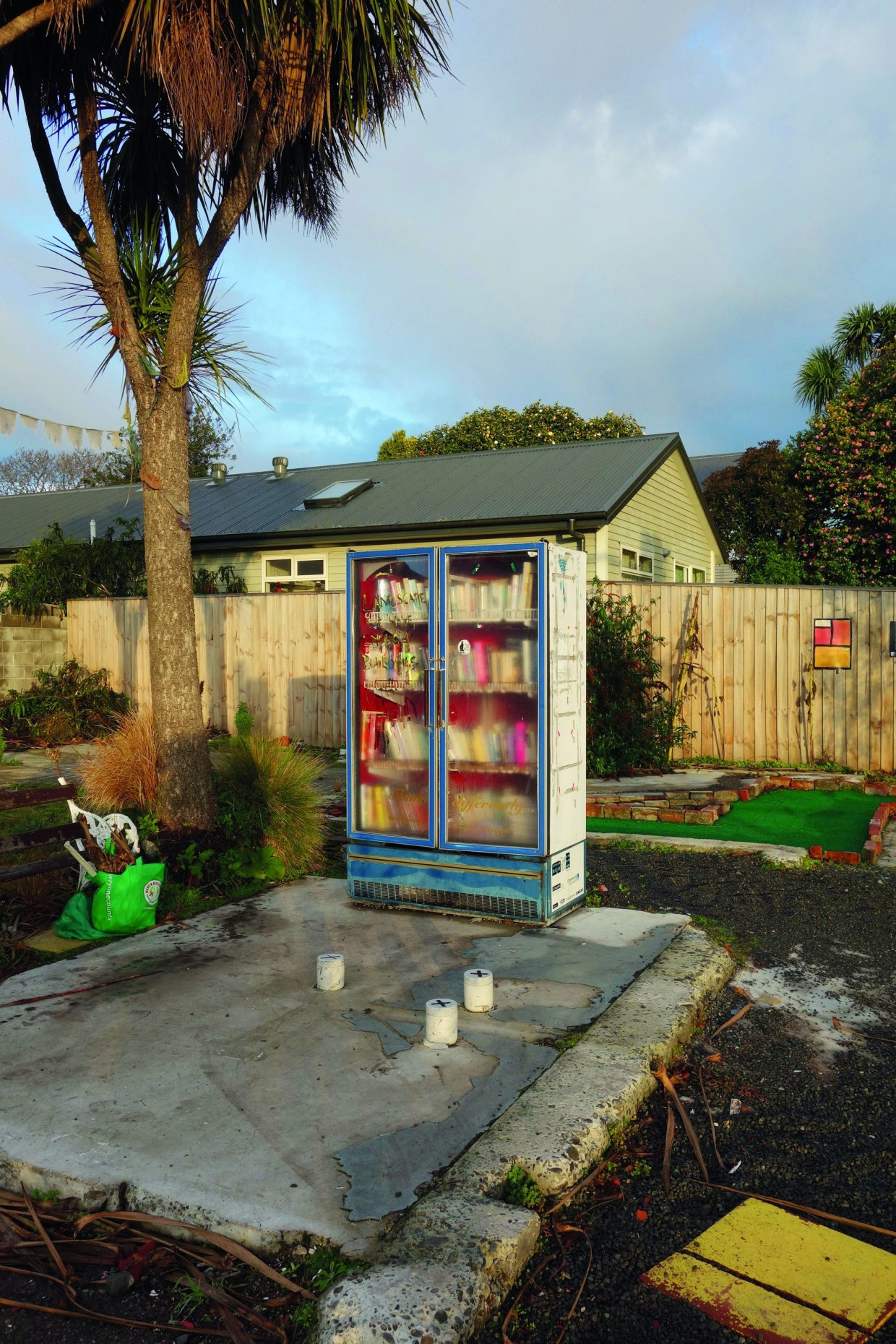 Erinnerung an die Zeit nach dem Beben: In Christchurch dient seit Juli 2011 ein alter Kühlschrank als Bücherei.