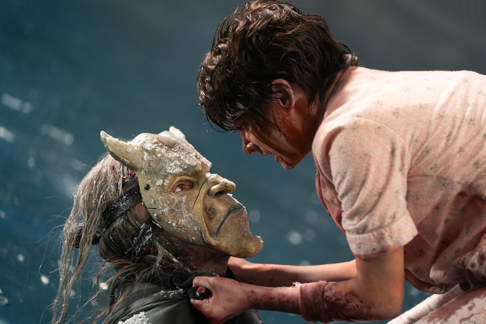 Passend zum eingeschneiten Feriencamp-Setting trägt der Greifer (Ethan Hawke) im Sequel eine besonders eisige Maske…