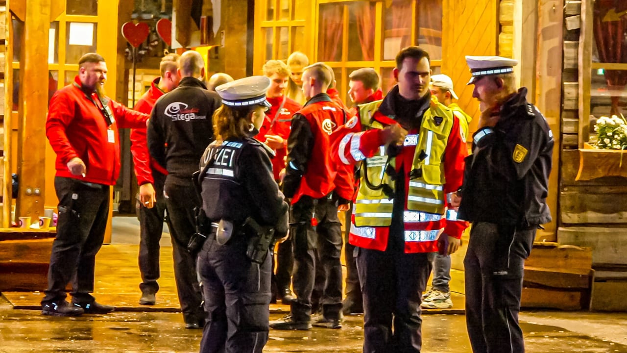 12 Sicherheitskräfte verletzt: Schausteller verprügeln Polizisten auf dem Wasen | Regional