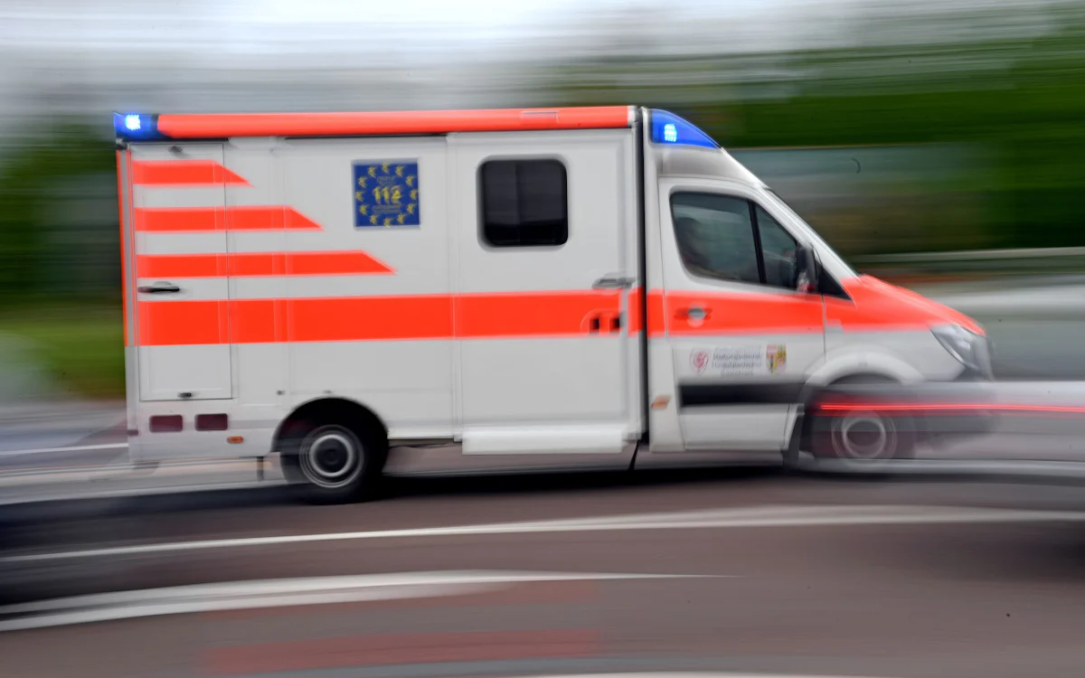 Auf Autobahn bei München - Sportwagen in zwei Teile gerissen – Fahrer verletzt - Bayern