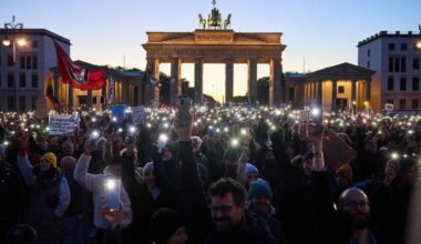 Protest am Brandenburger Tor: Demonstranten fordern Vielfalt