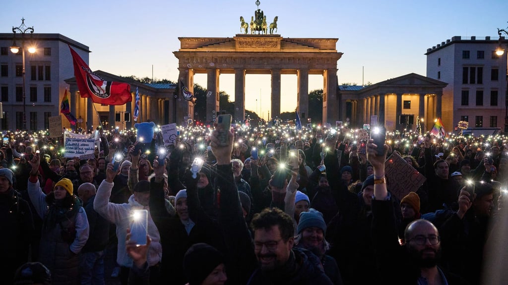 Protest am Brandenburger Tor: Demonstranten fordern Vielfalt