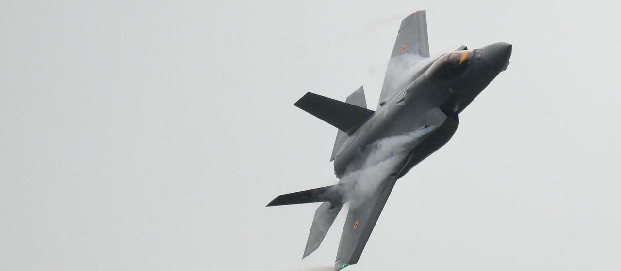Ein F-35 Kampfjet fliegt über dem Militärflugplatz Florennes im Süden Belgiens.
