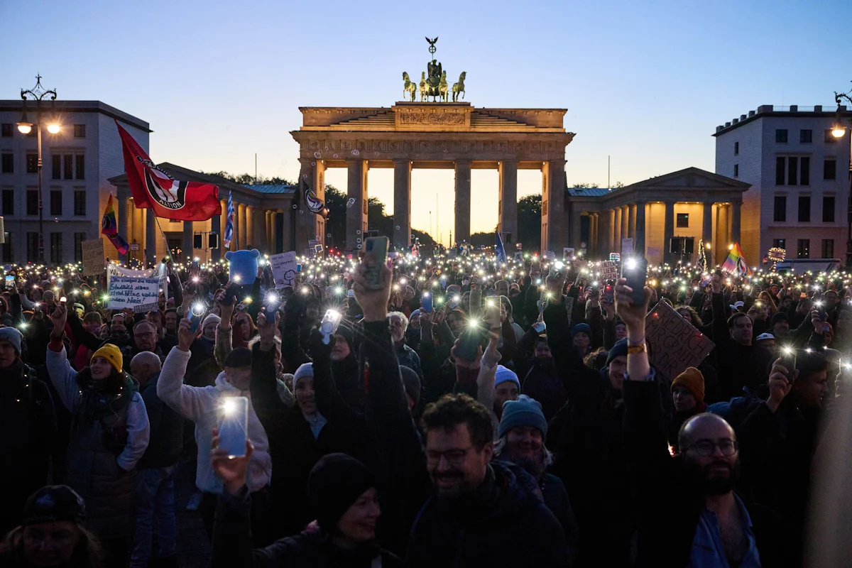 Protest am Brandenburger Tor - Hunderte Demonstranten in Berlin fordern „Brandmauer hoch!“ - Politik