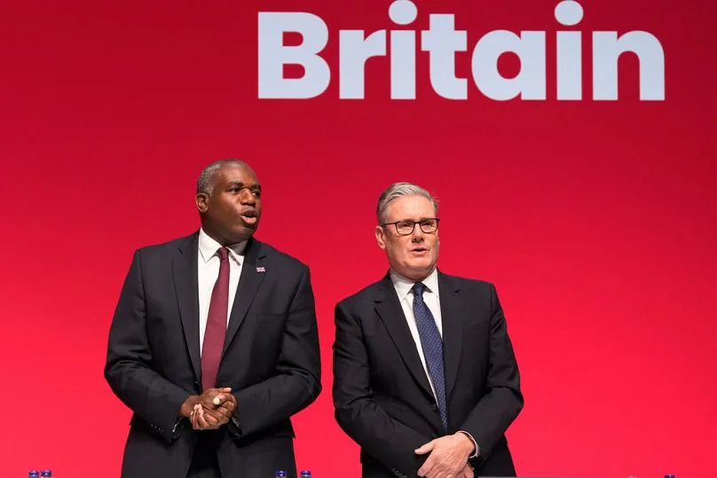 Der britische Premierminister Keir Starmer und der stellvertretende Premierminister und Justizminister David Lammy nehmen am Sonntag, 28. September 2025, am Labour-Parteitag in Liverpool, England, teil.