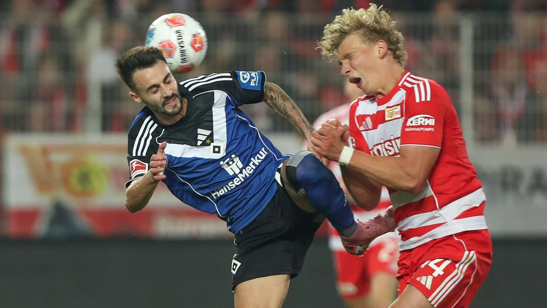 Fabio Veira (l.) im Duell mit Leopold Querfeld: Der HSV-Profi wurde für diese Aktion mit einer Zwei-Spiele-Sperre belegt.