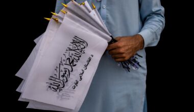 Ein Mann hält Taliban-Fahnen in der Hand (Archivbild)