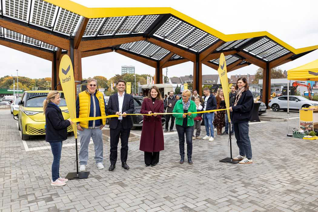 Lader mit Laden: Zahlreiche Einkaufsmöglichkeiten hoben die Verantwortlichen bei der Eröffnung der neuen Fastned-Station in Gelsenkirchen hervor. V.l.n.r.: Grundstückseigentümer Andreas Pieper, Nikolaus Oberkandler (BMV), Linda Boll (Fastned), Bürgermeisterin Martina Rudowitz.