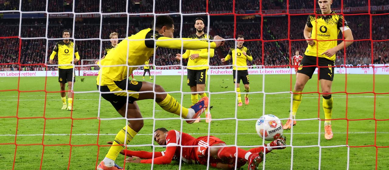 Bayerns Michael Olise macht das 2:0 per Grätsche