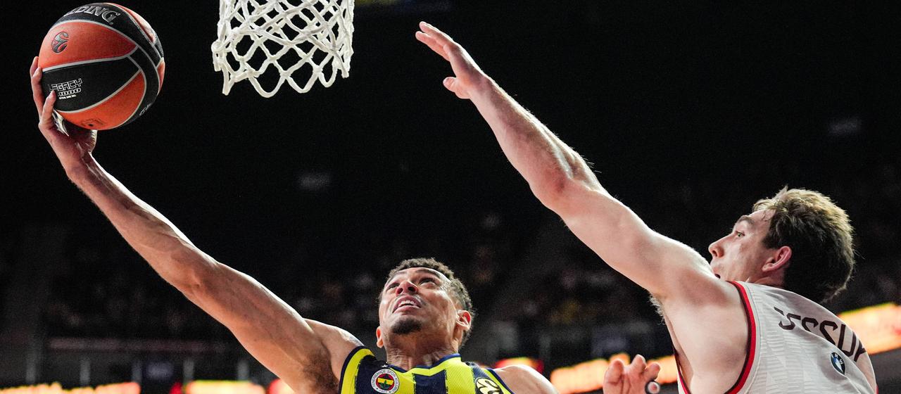 Wade Baldwin (l.) von Fenerbahce gegen Justinian Jessup (Bayern München)