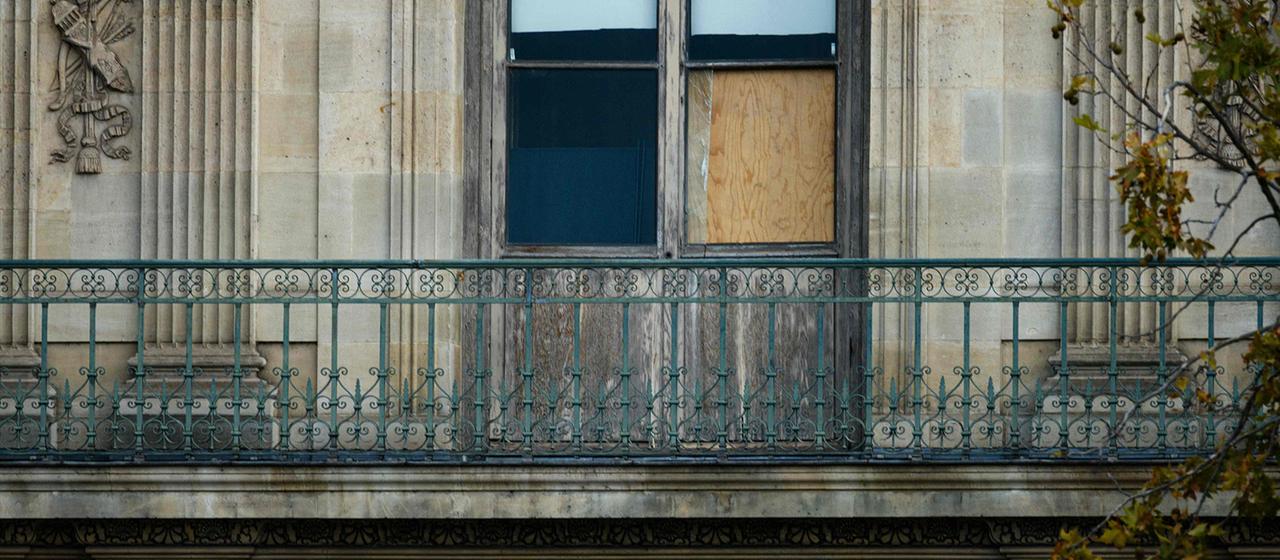 Ein kaputtes Fenster des Louvre-Museums ist mit einer Holzplatte abgedeckt. | AFP Ein kaputtes Fenster des Louvre-Museums ist mit einer Holzplatte abgedeckt.