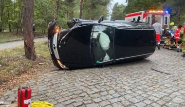 Drei Schwerverletzte nach Autounfall in Berlin-Schmöckwitz