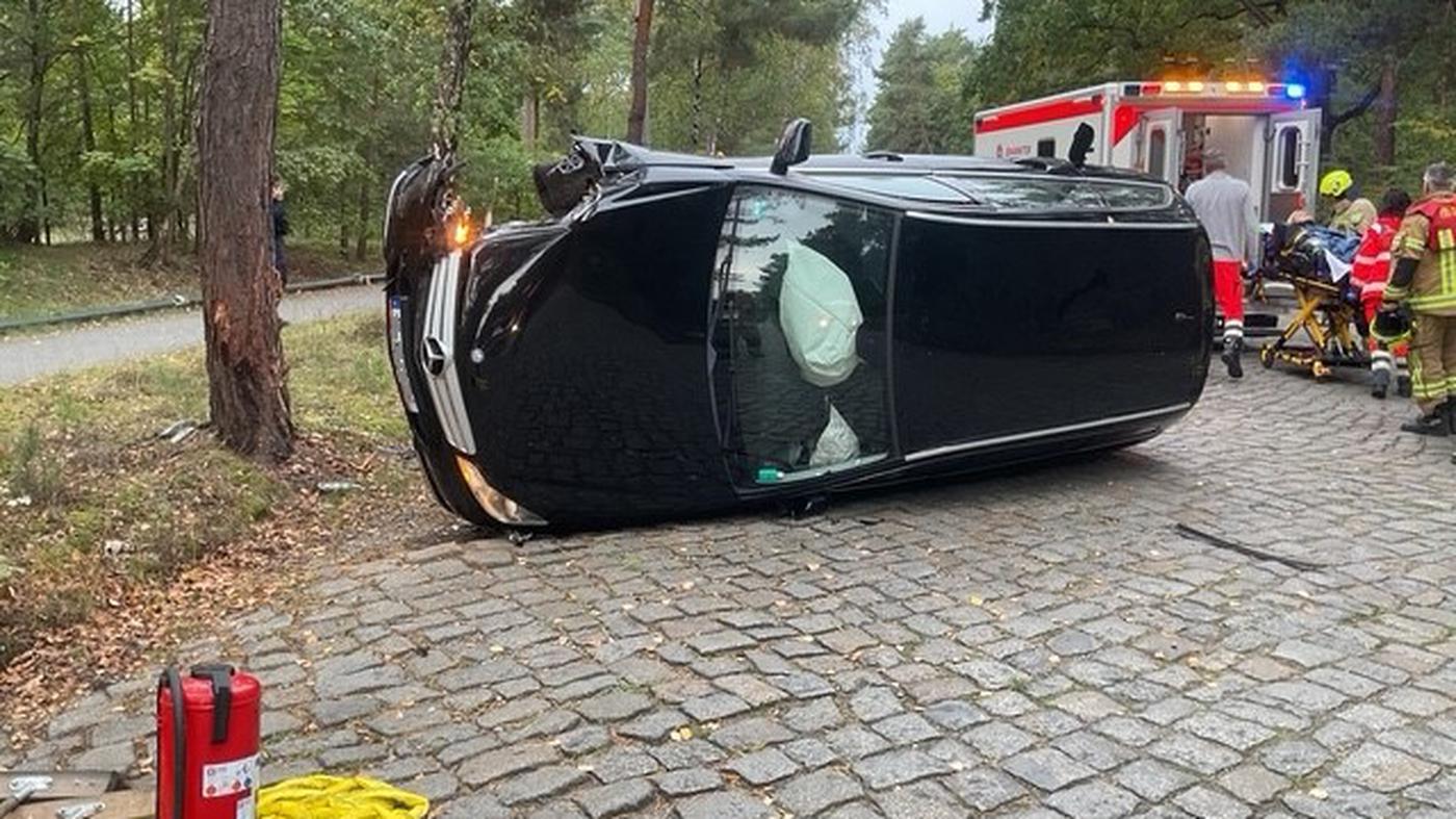Drei Schwerverletzte nach Autounfall in Berlin-Schmöckwitz