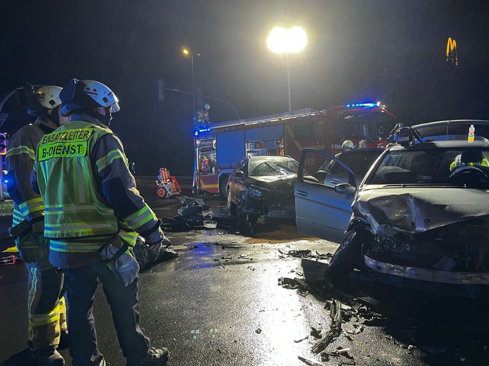 FF Bad Salzuflen: Drei Verletzte bei schwerem Verkehrsunfall auf Hauptkreuzung / Rudolph-Brandes-Allee für rund eine Stunde am Mittwochabend gesperrt
