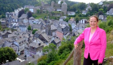Janine Köster, SPD-Kandidatin für das Amt der Städteregionsrätin, oberhalb von Monschau, wo sie mit ihrer Familie lebt.