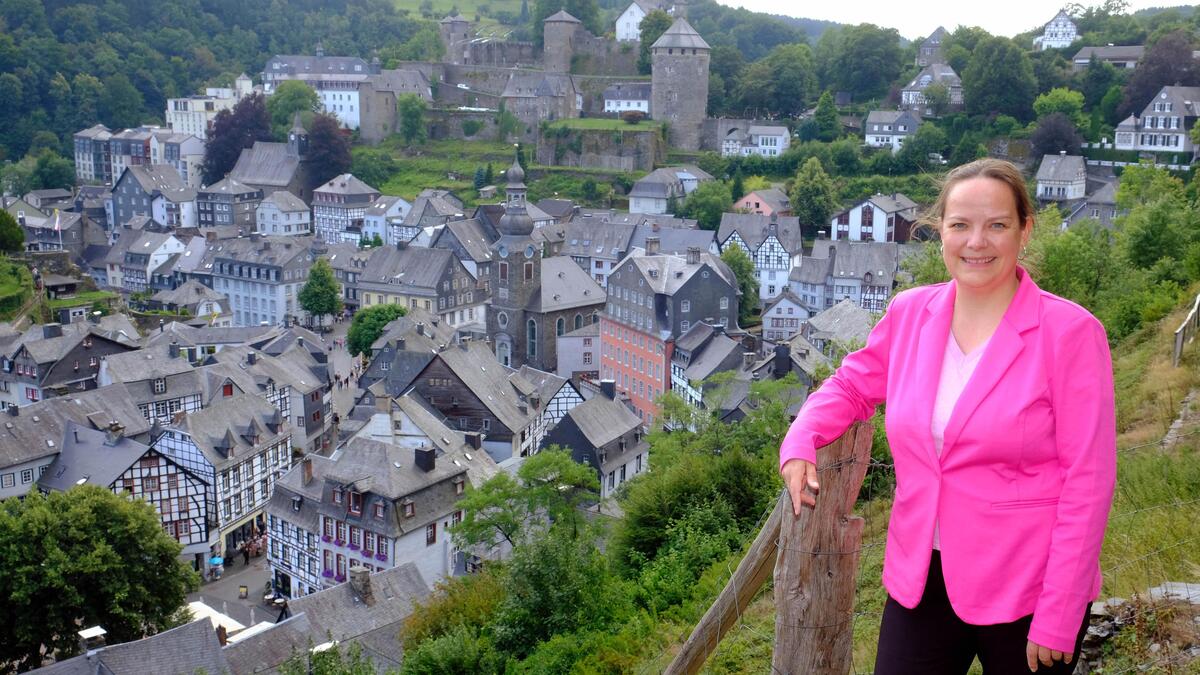 Janine Köster, SPD-Kandidatin für das Amt der Städteregionsrätin, oberhalb von Monschau, wo sie mit ihrer Familie lebt.