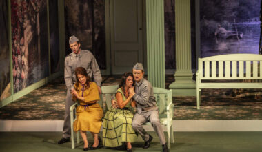 Vittorio Prato (Guglielmo), Francesca Dotto (Fiordiligi), José Maria Lo Monaco (Dorabella) und Maxim Mironov (Ferrando) in der Lütticher Neuinszenierung der Oper „Così fan tutte“ von Wolfgang A. Mozart.
