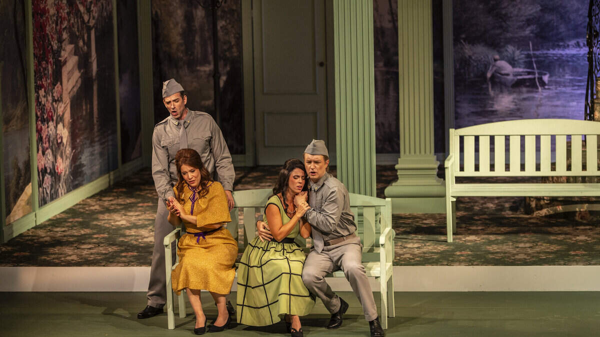 Vittorio Prato (Guglielmo), Francesca Dotto (Fiordiligi), José Maria Lo Monaco (Dorabella) und Maxim Mironov (Ferrando) in der Lütticher Neuinszenierung der Oper „Così fan tutte“ von Wolfgang A. Mozart.