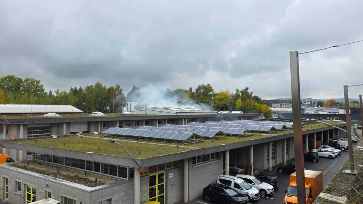 Brandeinsatz am Madrider Ring: In einer Werkstatt auf dem Gelände des Aachener Stadtbetriebs ist am Montagnachmittag ein Feuer ausgebrochen. Drei Mitarbeiter wurden verletzt.
