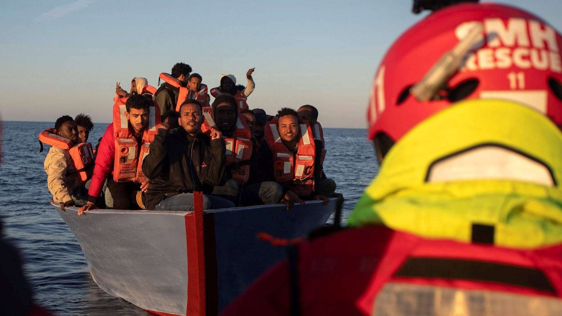 Flüchtlinge auf dem Mittelmeer (Symbolbild): Viele europäische Politiker wollen die Asylgesetze verschärfen und illegale Einwanderung reduzieren. Das sei häufig Heuchelei, sagt der Forscher Hein de Haas.
