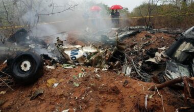 Kenianische Beamte inspizieren den Unglücksort, an dem das Flugzeug mit mehreren Touristen abgestürzt ist