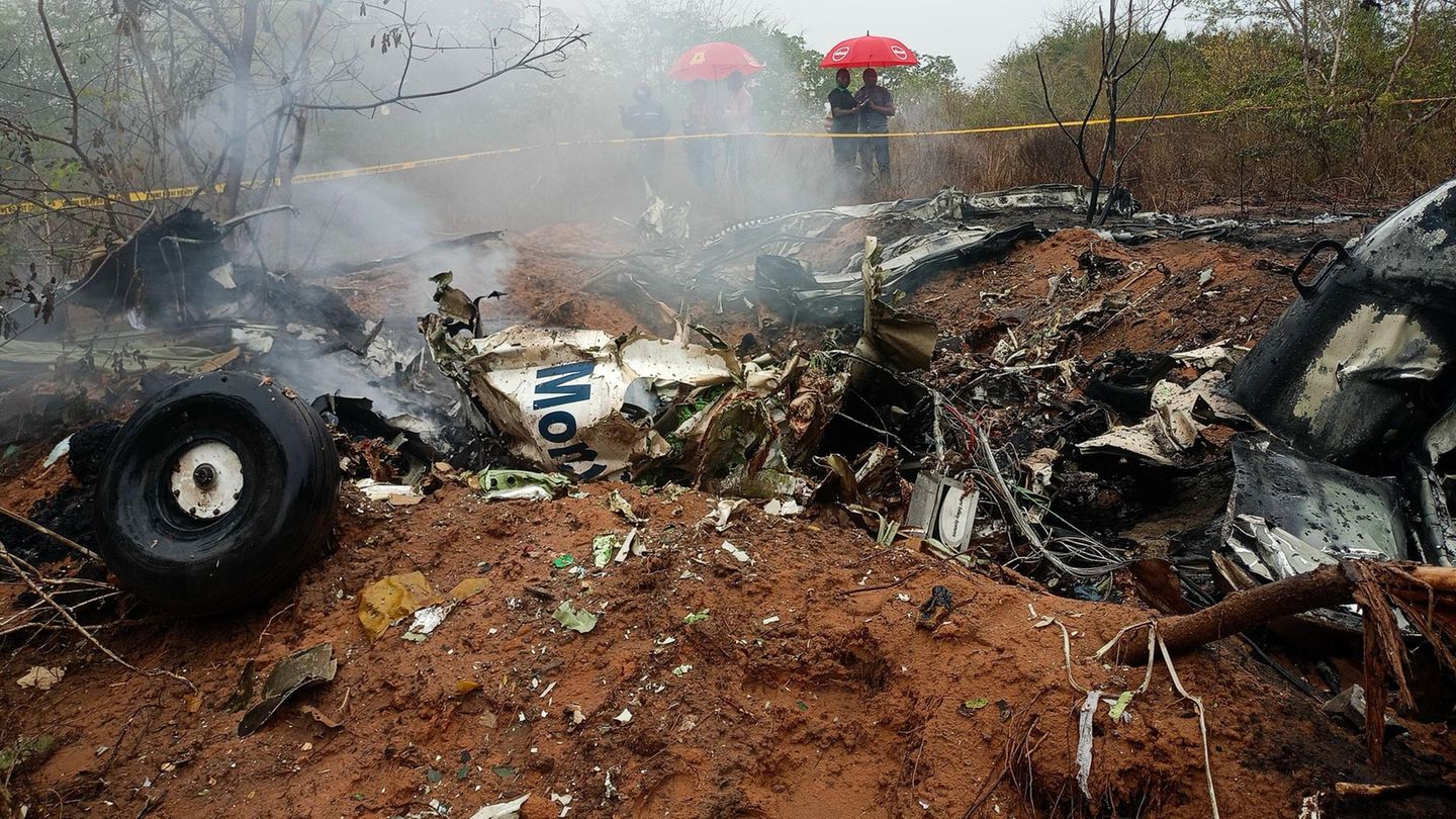 Kenianische Beamte inspizieren den Unglücksort, an dem das Flugzeug mit mehreren Touristen abgestürzt ist