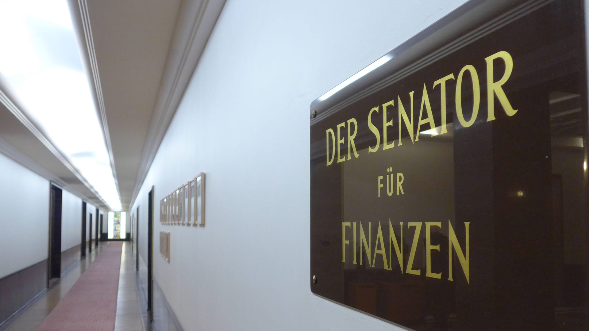 Flur im Bremer Finanzressort (Symbolfoto): Beamte sollen künftig spürbar mehr im Portemonnaie haben.