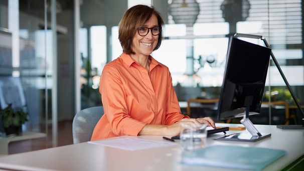 Symbolbild: Diese Frau arbeitet noch im Büro, eventuell im Rahmen der Aktivrente | Bild: mauritius images / Westend61 / Rainer Berg