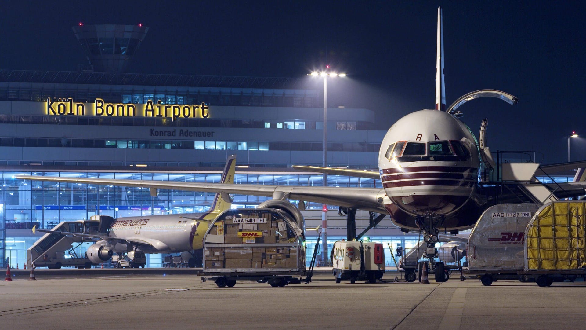 Frachtflugzeug am Flughafen Köln/Bonn (Archivfoto): Der Polizei ist am Mittwoch ein mutmaßliches Diebesquartett ins Netz gegangen. Frachtflugzeug am Flughafen Köln/Bonn (Archivfoto): Der Polizei ist am Mittwoch ein mutmaßliches Diebesquartett ins Netz gegangen.