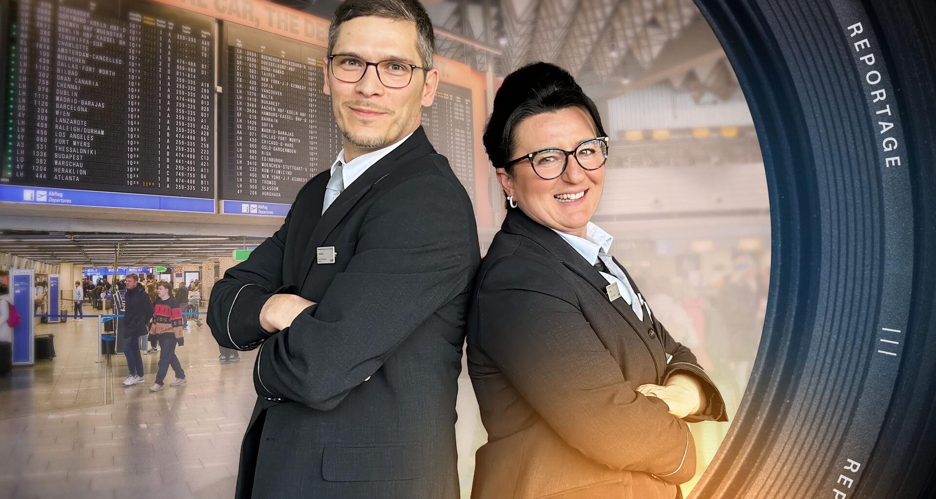 Dimitar Marinov und Nese Altay-Breuer stehen Rücken an Rücken im Terminal des Frankfurter Flughafens. Beide schauen lächelnd in die Kamera. Im Hintergrund laufen Personen unter der Abflugtafel.