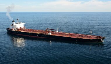 Eine Luftaufnahme eines Tankers vor der Küste des westfranzösischen Hafens Saint-Nazaire.