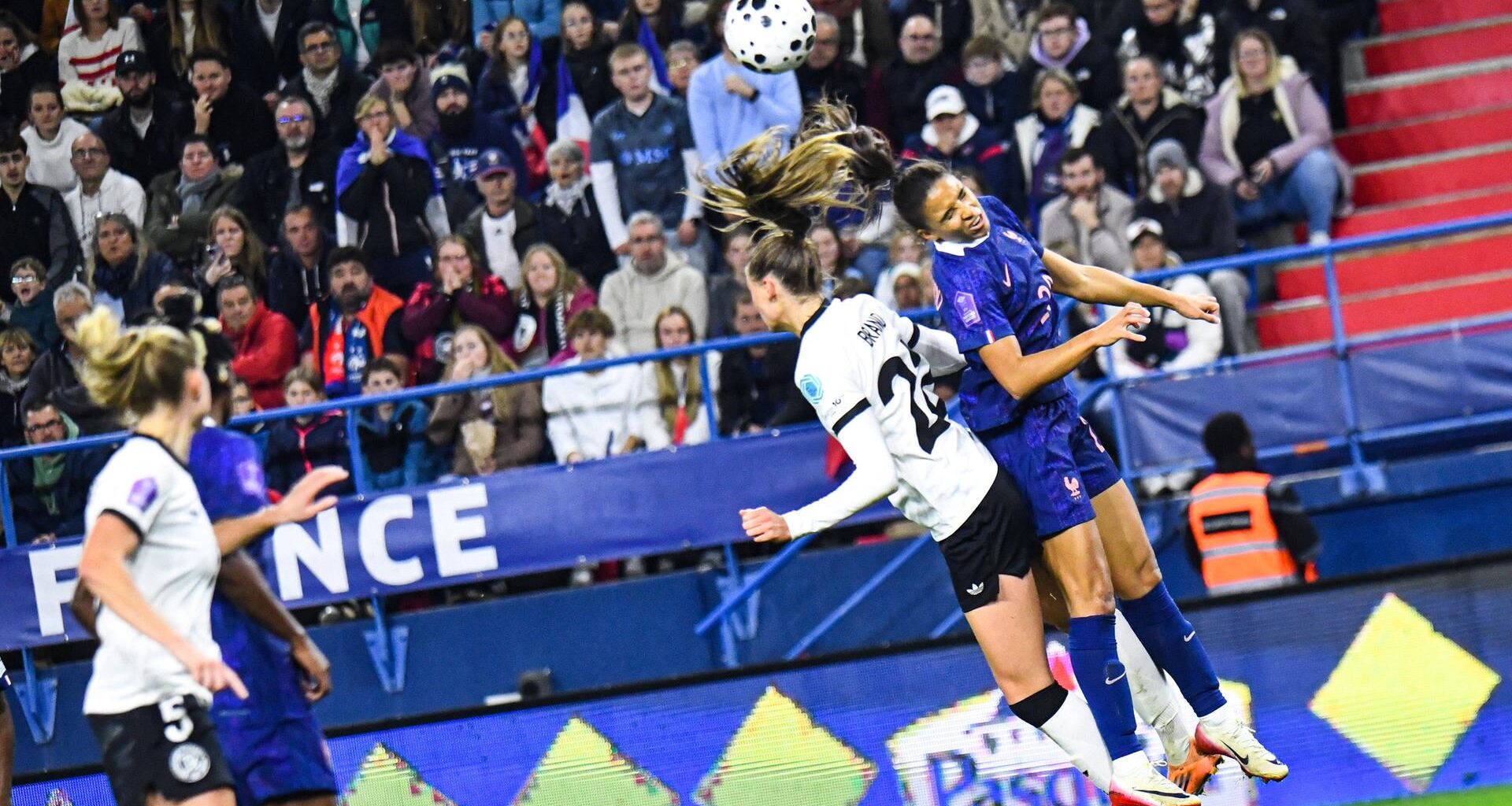 Nations League: Die Fußballerinnen des deutschen und des französischen Nationalteams kämpfen ums den Ball.