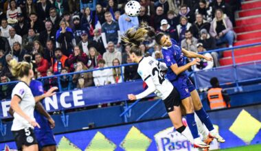 Nations League: Die Fußballerinnen des deutschen und des französischen Nationalteams kämpfen ums den Ball.