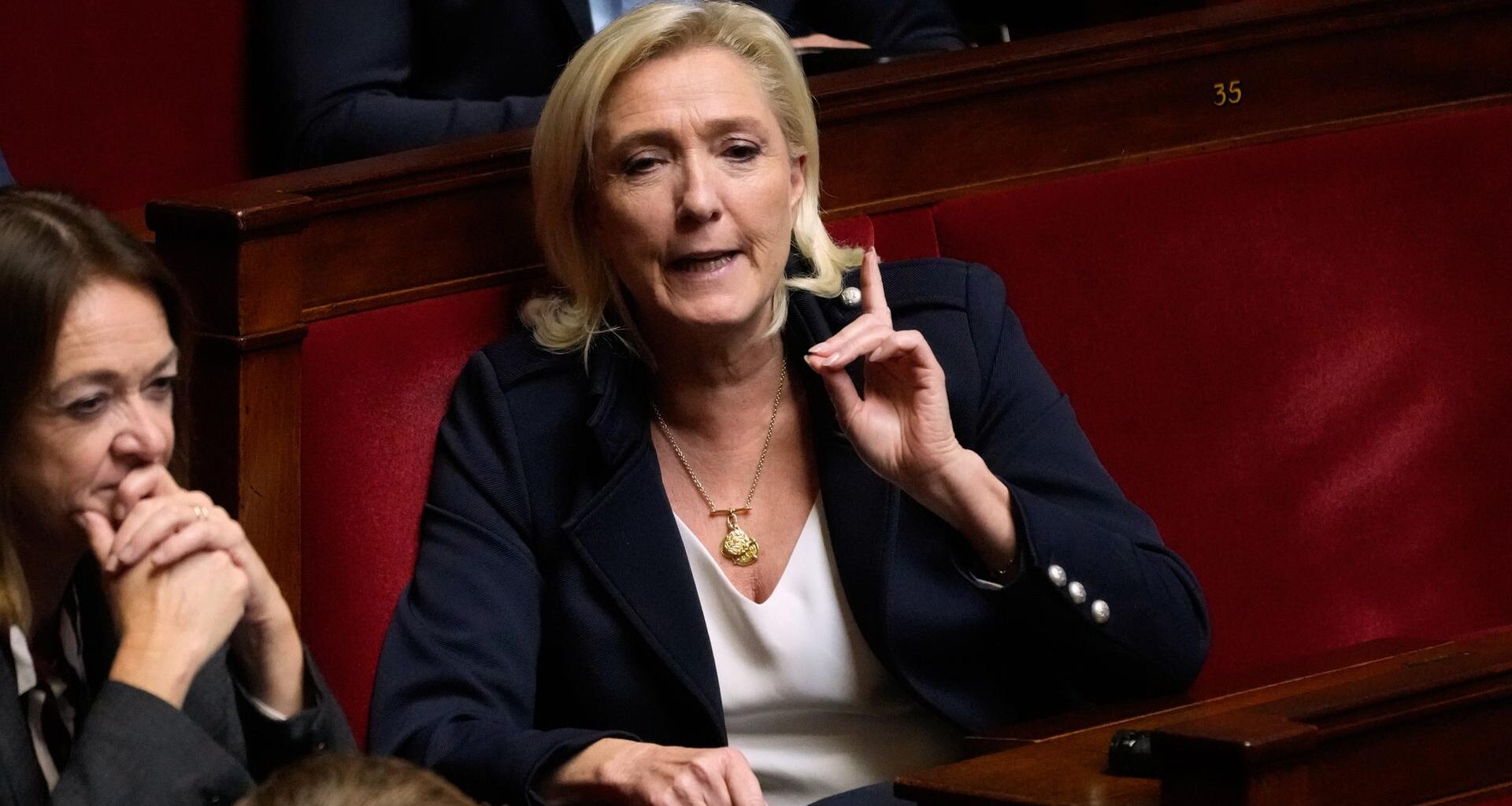 Die französische Rechtsextremistin Marine Le Pen gestikuliert während der Fragestunde zur Regierungssitzung in der Nationalversammlung.