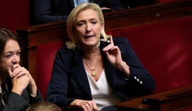 Die französische Rechtsextremistin Marine Le Pen gestikuliert während der Fragestunde zur Regierungssitzung in der Nationalversammlung.